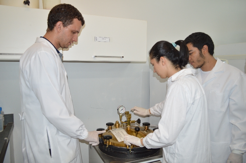Jorge Freitas (à esq.) explica o manuseio de um autoclave a estudantes de Ciências Biológicas e Zootecnia imagem sem descrição.