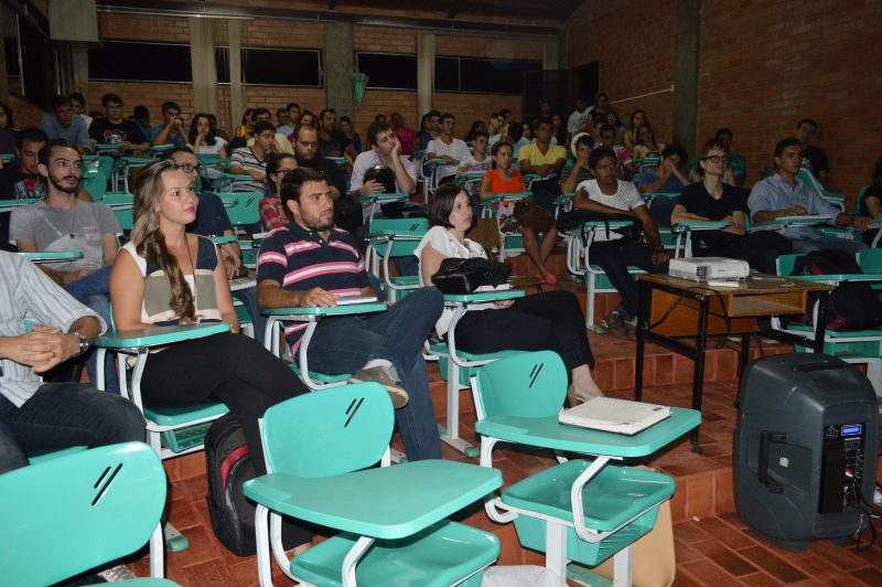 Estudantes dos cursos de licenciatura durante apresentação do NAP imagem sem descrição.