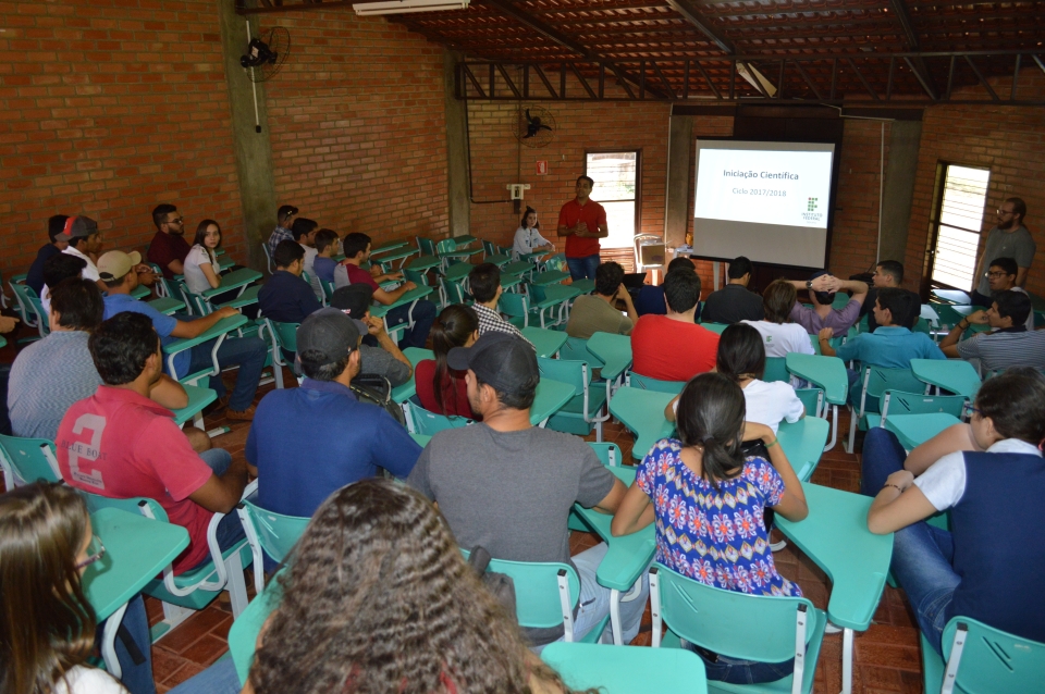 Paulo Ricardo Leite, ao fundo, durante a fala de abertura imagem sem descrição.