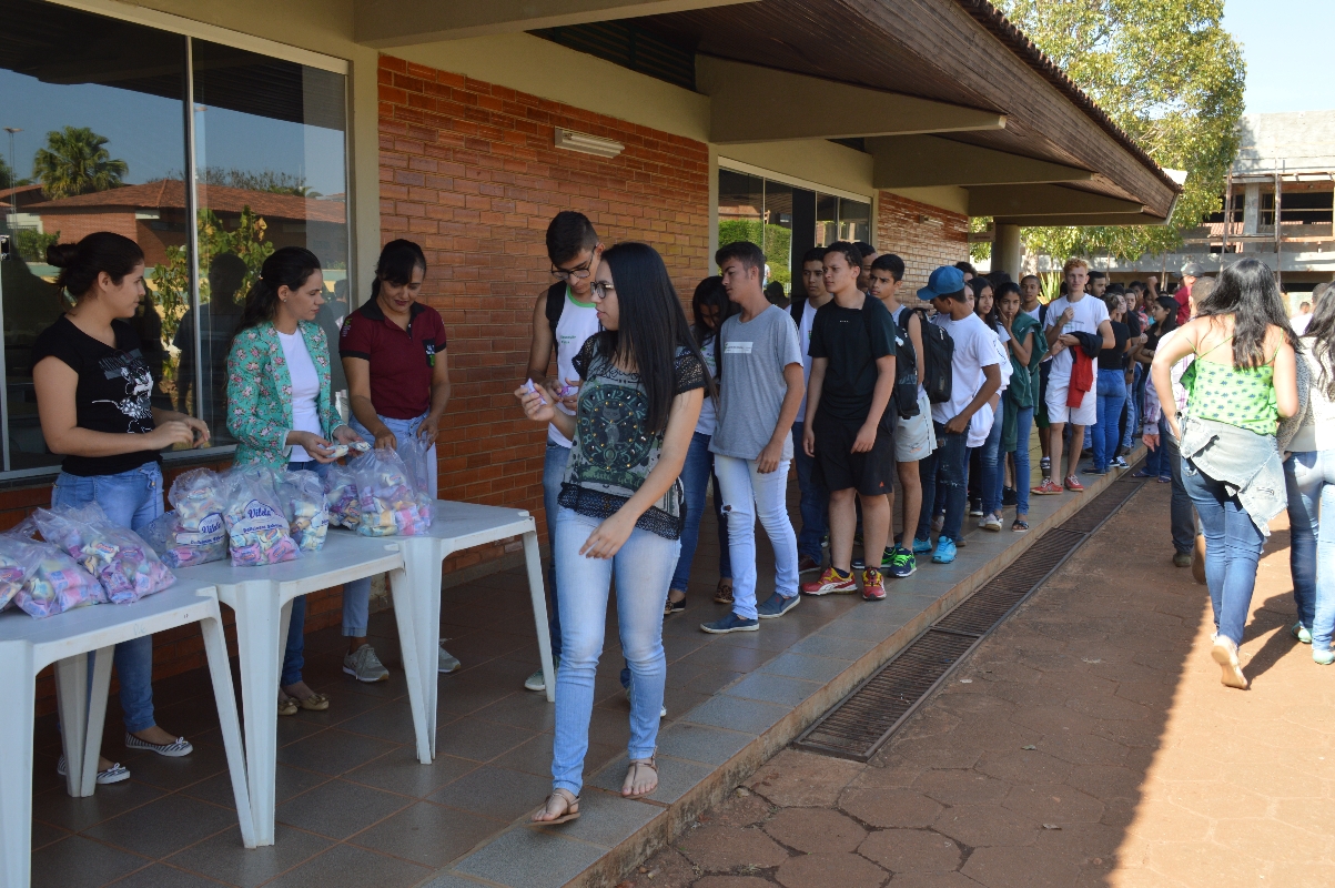 Distribuição de sorvete de iogurte, que ocorreu logo no início da manhã imagem sem descrição.