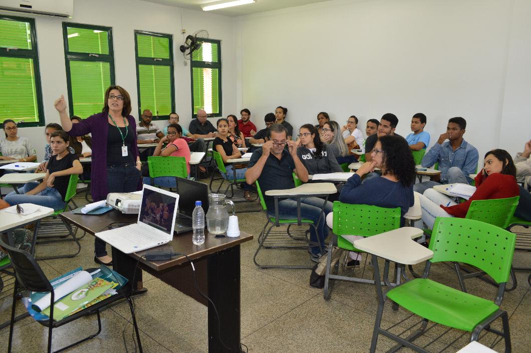 Simônia Peres, do IF Goiano, coordenou atividade sobre Políticas, reforma e avaliação do Ensino Médio imagem sem descrição.