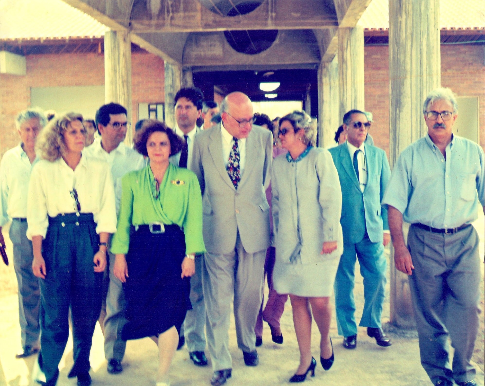 Murílio Hingel, ao centro, acompanhado de autoridades de Ceres e do estado de Goiás durante as obras de construção da então EAFCe imagem sem descrição.