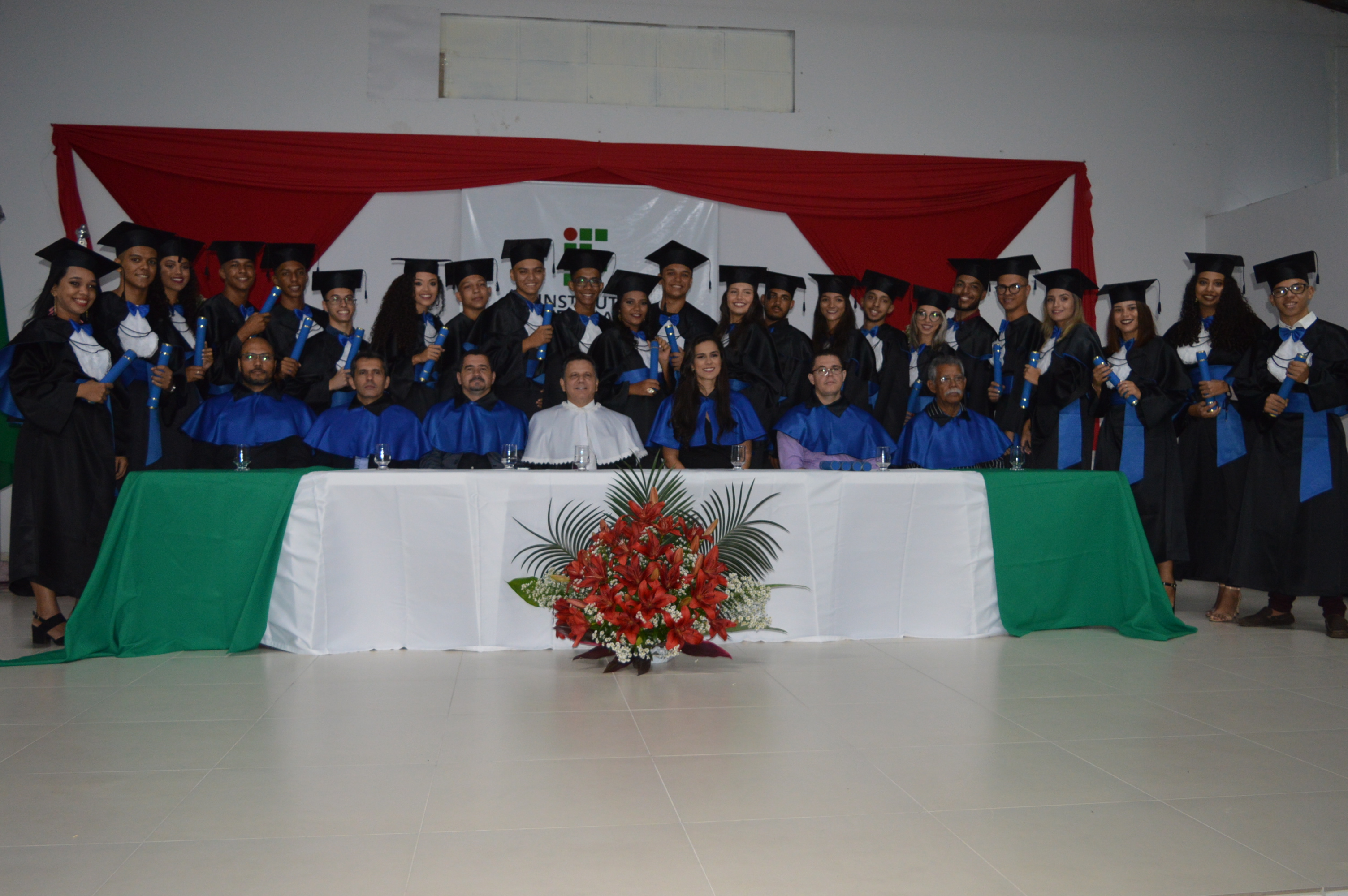 Componentes da mesa diretiva durante a cerimônia de certificação.