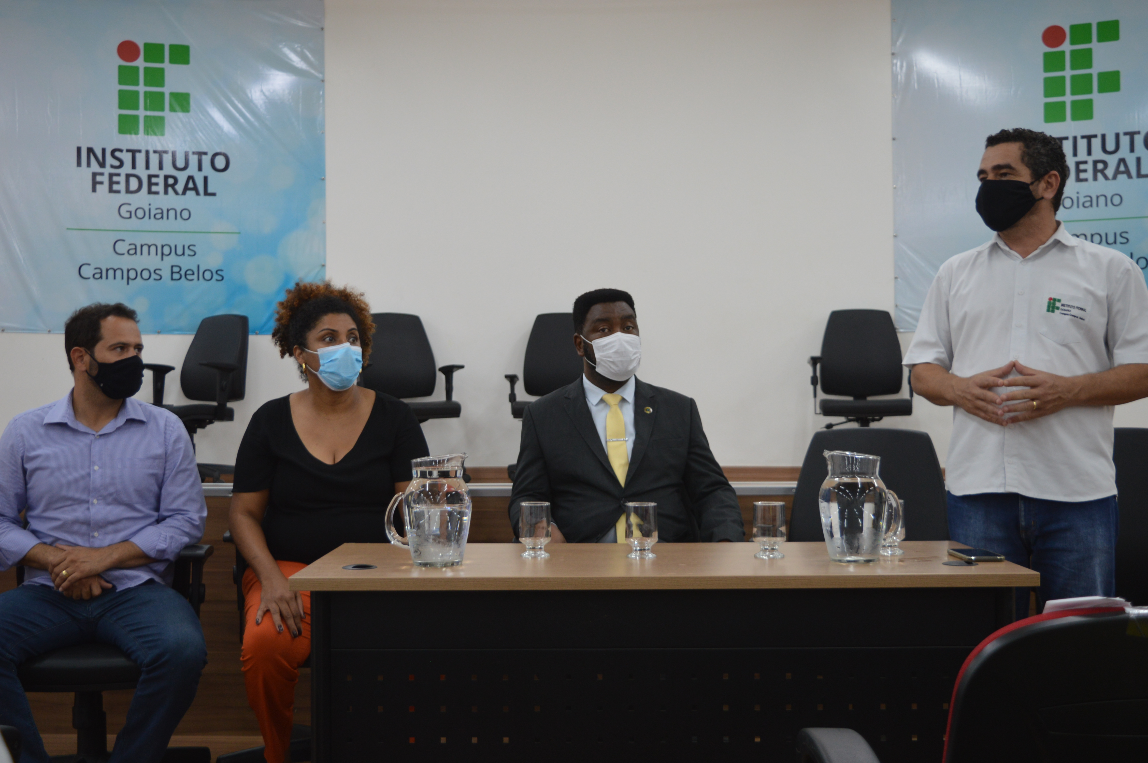 Momento em que a equipe que compõe o Projeto Farinhando é apresentada à equipe da Secretaria Nacional de Políticas de Promoção à Igualdade Racial. 