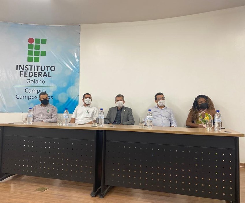 Composição da mesa diretiva da esquerda para a direita: Heleno Filho (Coordenador do Seminário), Prof. Fabiano Arantes (Diretor-Geral do Campus Campos Belos), Prof. Elias Monteiro (Reitor do IF Goiano), Prof. Gilson Dourado (Pró-Reitor de Desenvolvimento Institucional) e Daiane Serafim do Carmo (Presidente da Associação Quilombola Brejão).