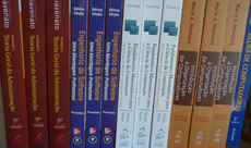 Livros do acervo da biblioteca imagem sem descrição.