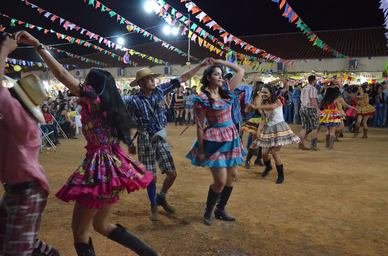 Apresentação de quadrilha coreografada dos alunos do Ensino Médio