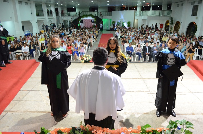 Prof. Claudecir Gonçales se preparando para realizar a outorga de grau aos formandos