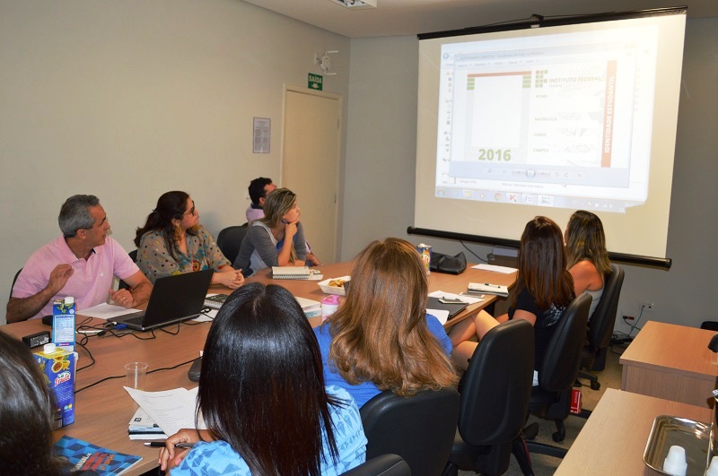 Diretor de Assistência Estudantil, Francimar Ximenes, apresenta modelo padrão da carteirinha