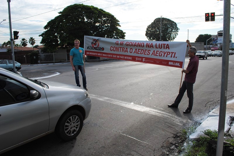 Profissionais distribuíram material no semáforo próximo à sede da unidade