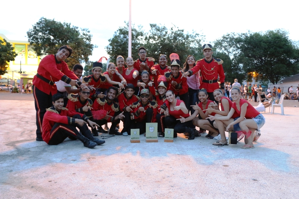 Equipe posa com trofeus da etapa estadual do campeonato, em Goiânia. Foto: Kleyton Valle)