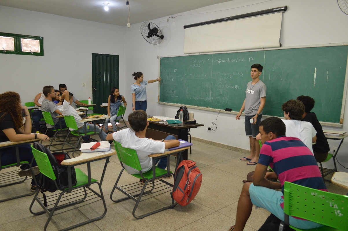 Estudantes da miniempresa Bioacessórios, criada pelo curso técnico em Agropecuária, durante reunião com pessoal da JA e o pró-reitor de Extensão do IF Goiano