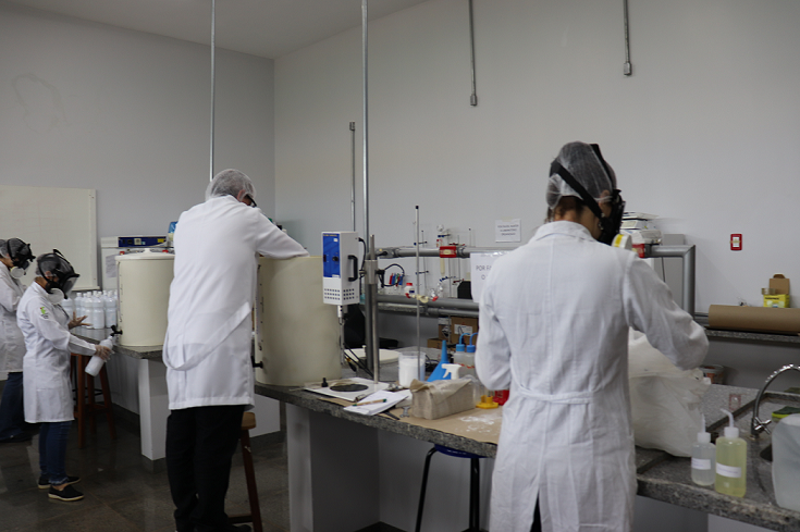 Em uma manhã de trabalho, a equipe de Rio Verde produziu 200 litros de álcool em gel e líquido