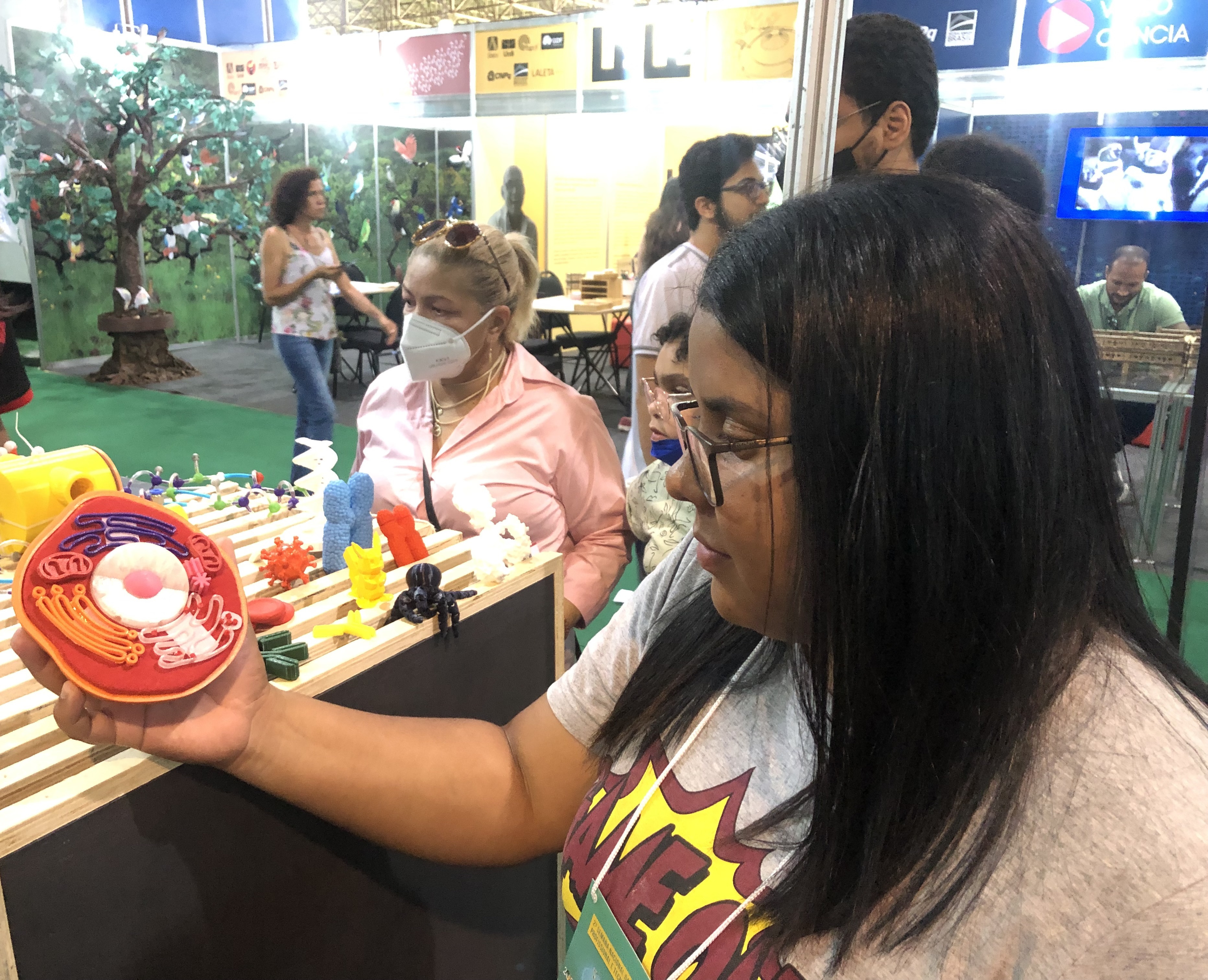 A estudante Fernanda Elen Silva mostra célula animal impressa em 3D