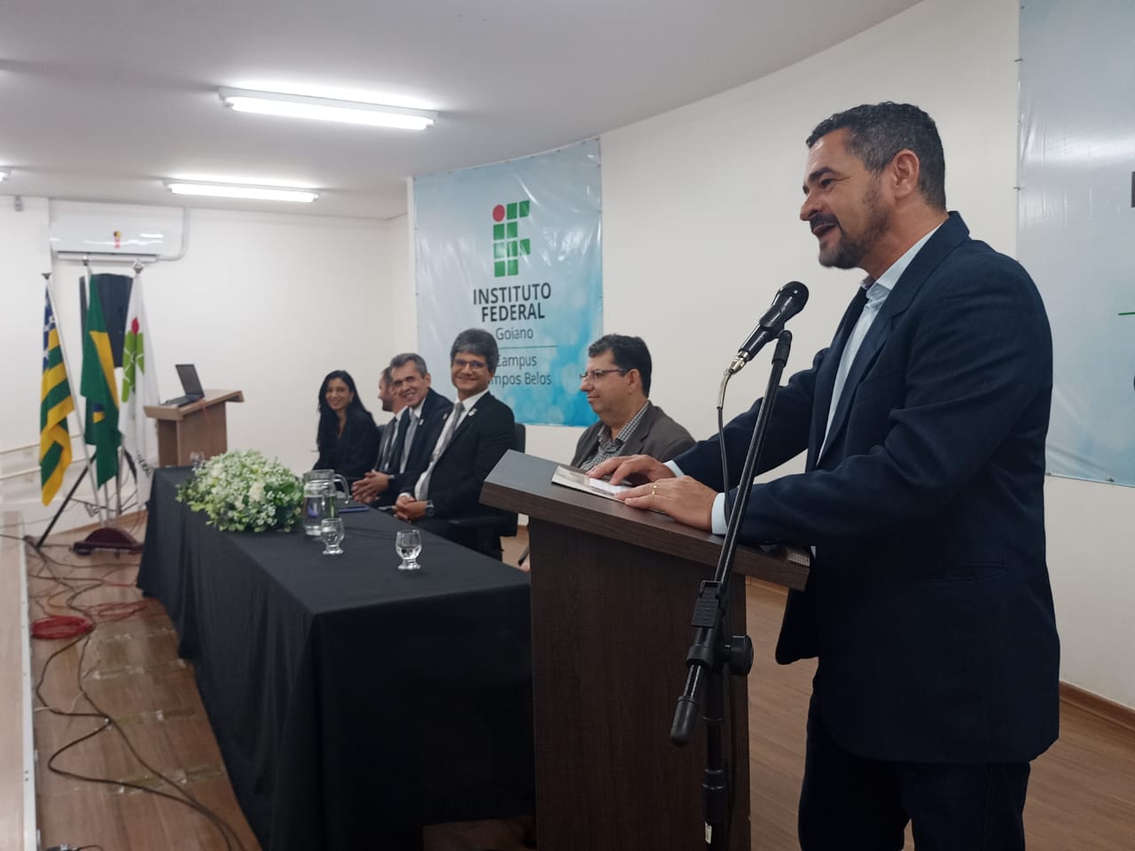 Diretor-geral da unidade dá boas vindas aos presentes imagem sem descrição.