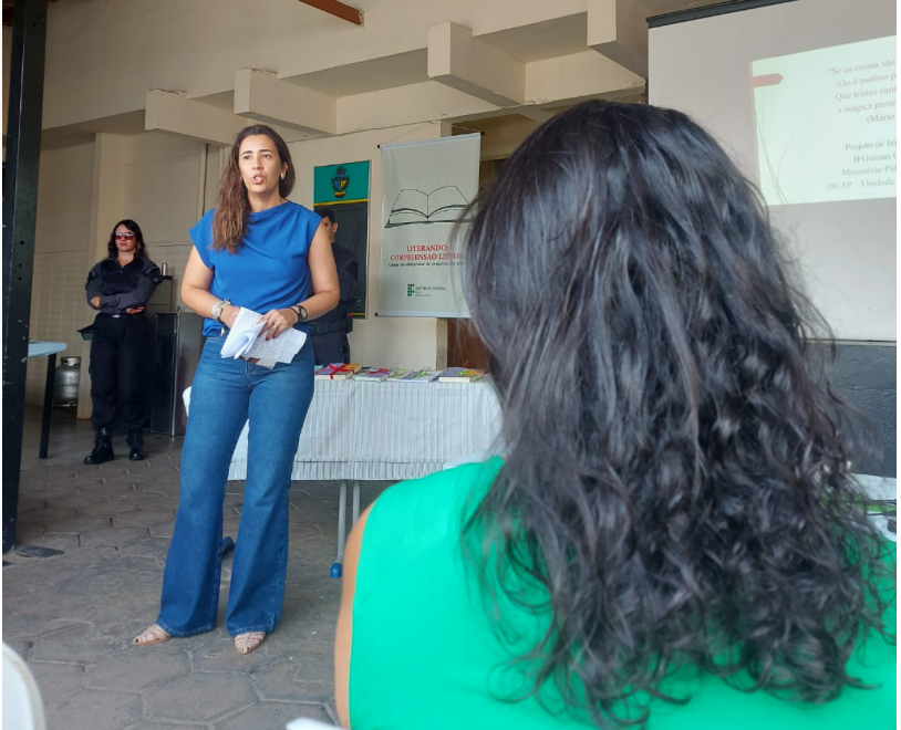 Professora Leonice de Andrade durante atividade na Unidade Prisional de Pires do Rio