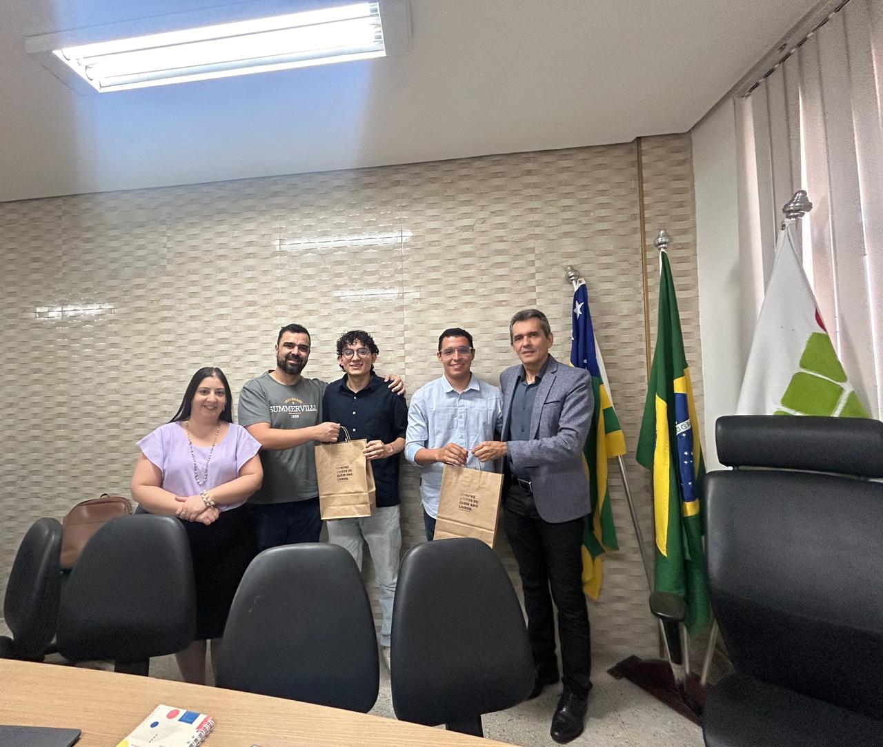 Estudantes recebem lembrança do Comitê Gestor do IF Goiano imagem sem descrição.