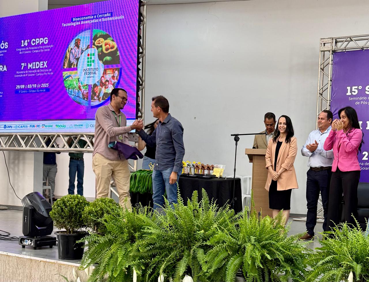 Diretor de Rio Verde, Fabiano Guimarães, faz entrega simbólica do evento para gestor de Campos Belos, Althieris Saraiva.
