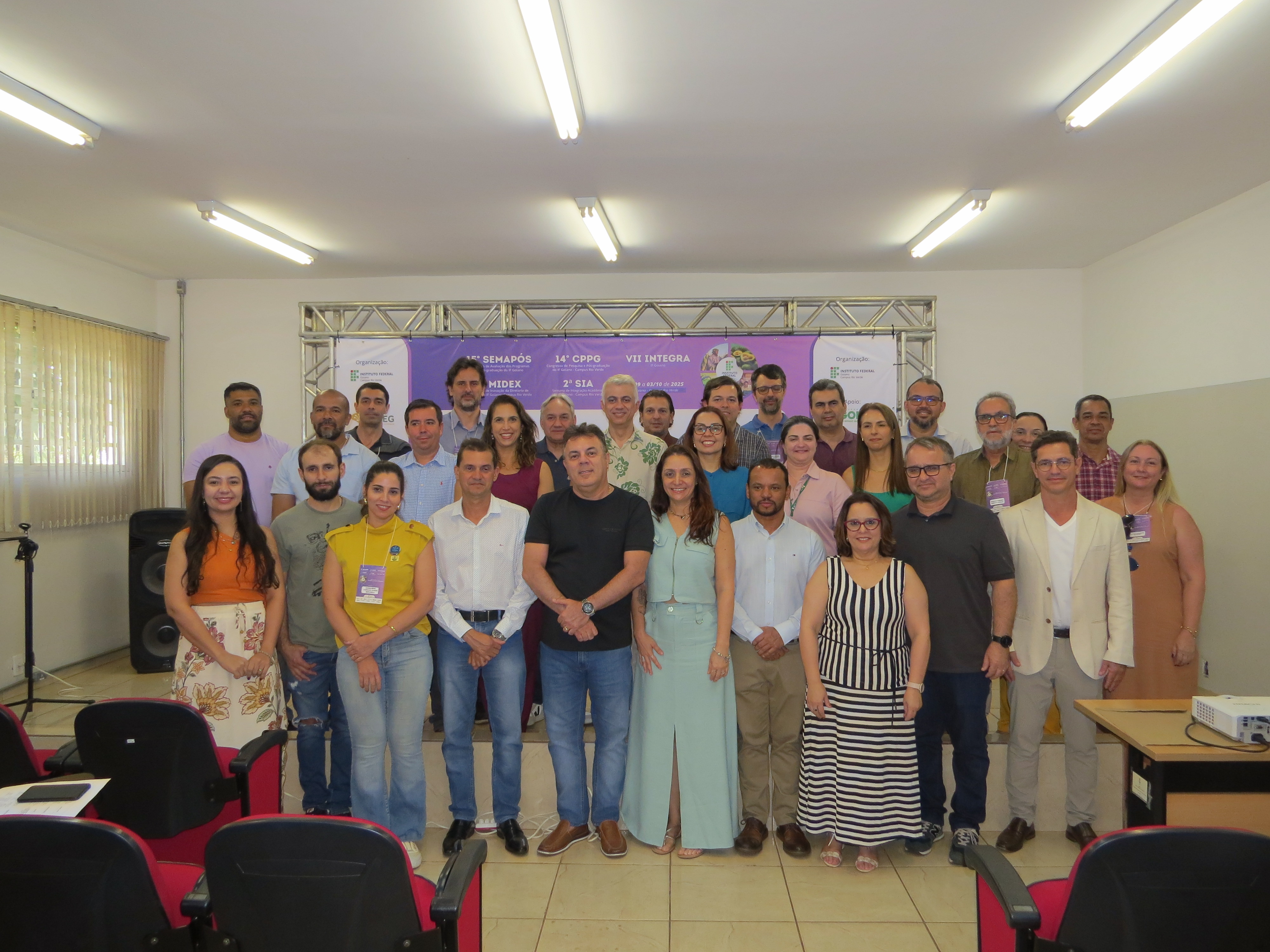 Avaliadores, coordenadores de curso e gestores da pós-graduação se reúnem para autoavaliação de cursos visando melhorias.