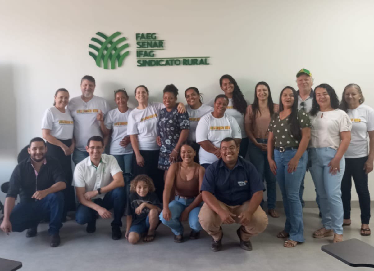 Comitiva com a equipe e alunas do curso de Operadora de Máquinas e Implementos Agrícolas, no município de Flores de Goiás