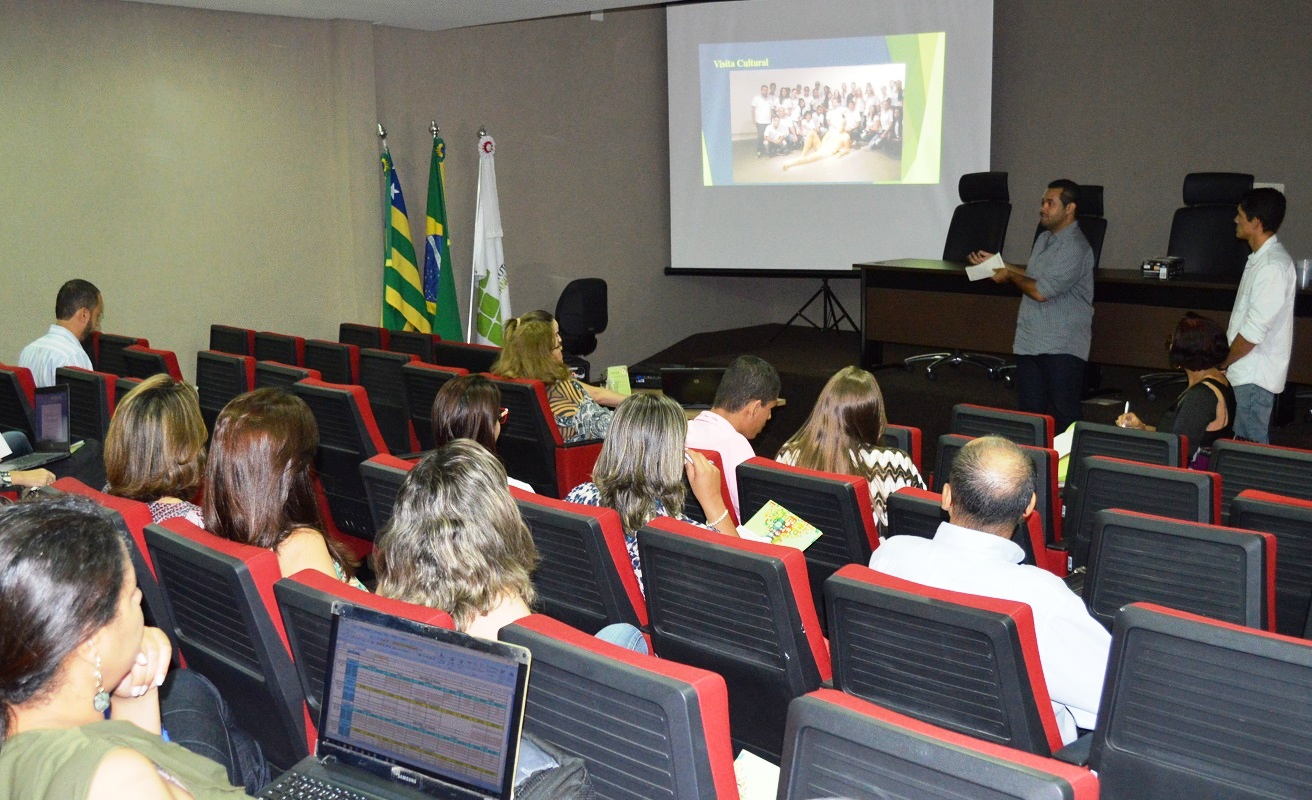 Diego Henrque Machado, intérprete de libras, conta experiência do Câmpus Posse durante evento