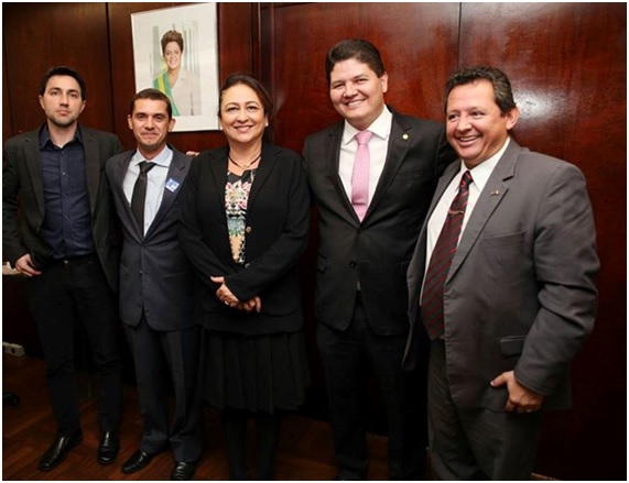 Equipe do IF Goiano com ministra Kátia Abreu e deputado Heuler Cruvinel, durante apresentação dos resultados da Rede Arco Norte