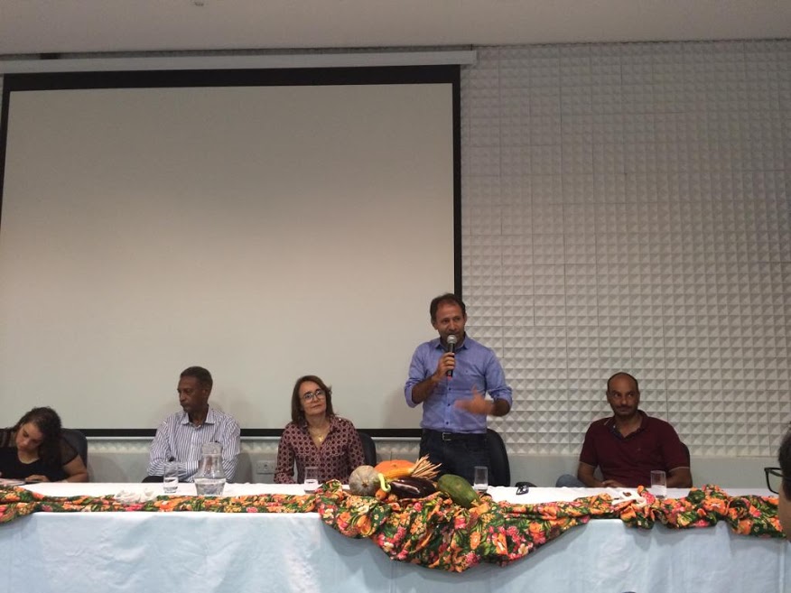 Professor José Wéselli ao lado da vice-reitora da UFG, professora Sandramara Matias Chaves