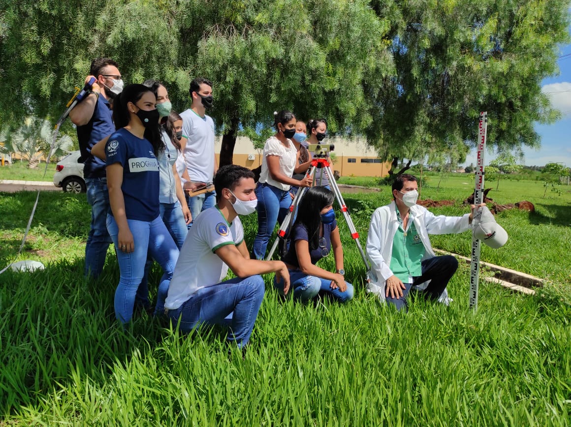 Prof. David Vieira com estudantes de Engenharia Ambiental e Agronomia -Disciplina de Topografia II - Altimetria