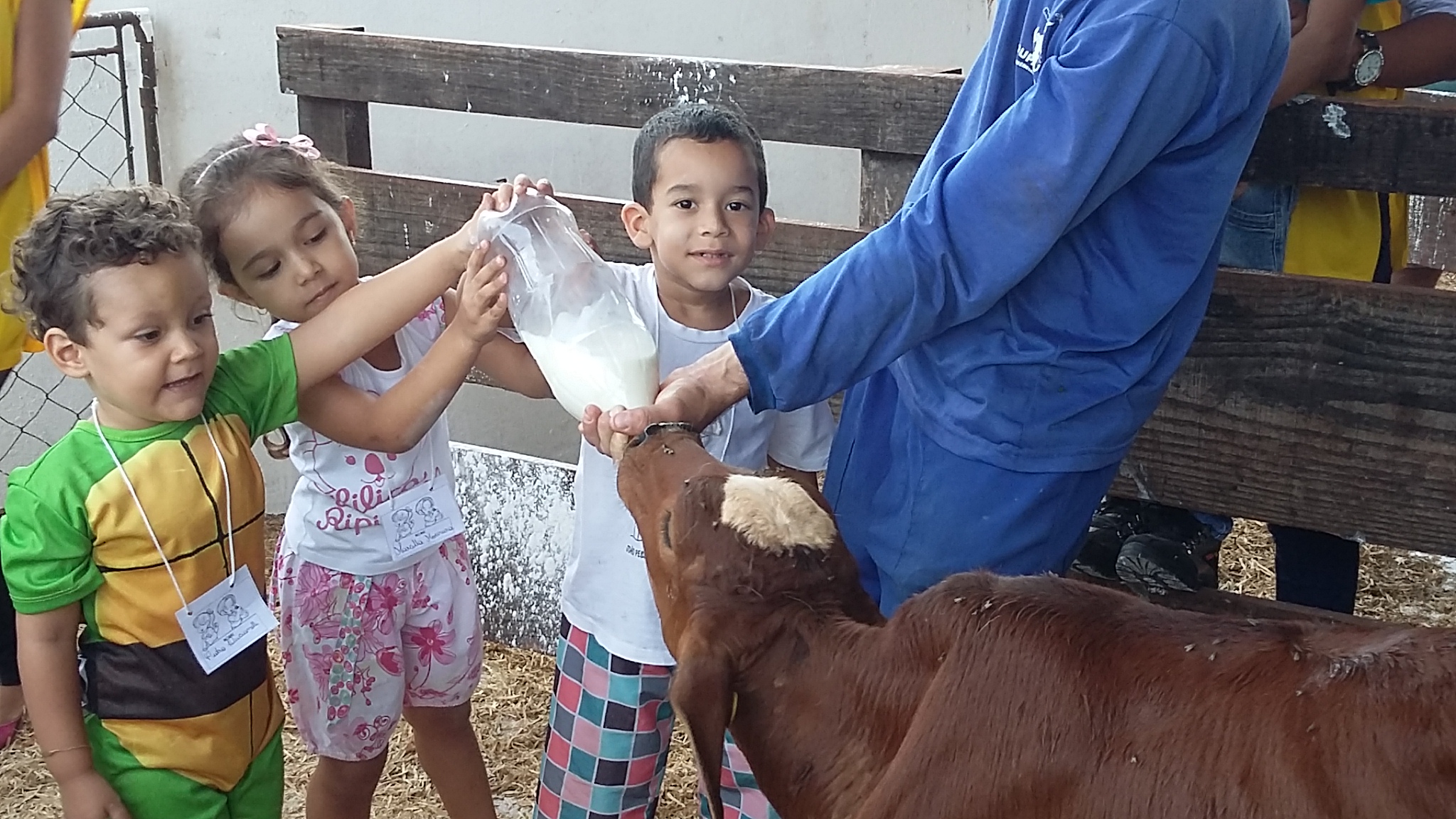 Crianças durante visita a fazenda do câmpus