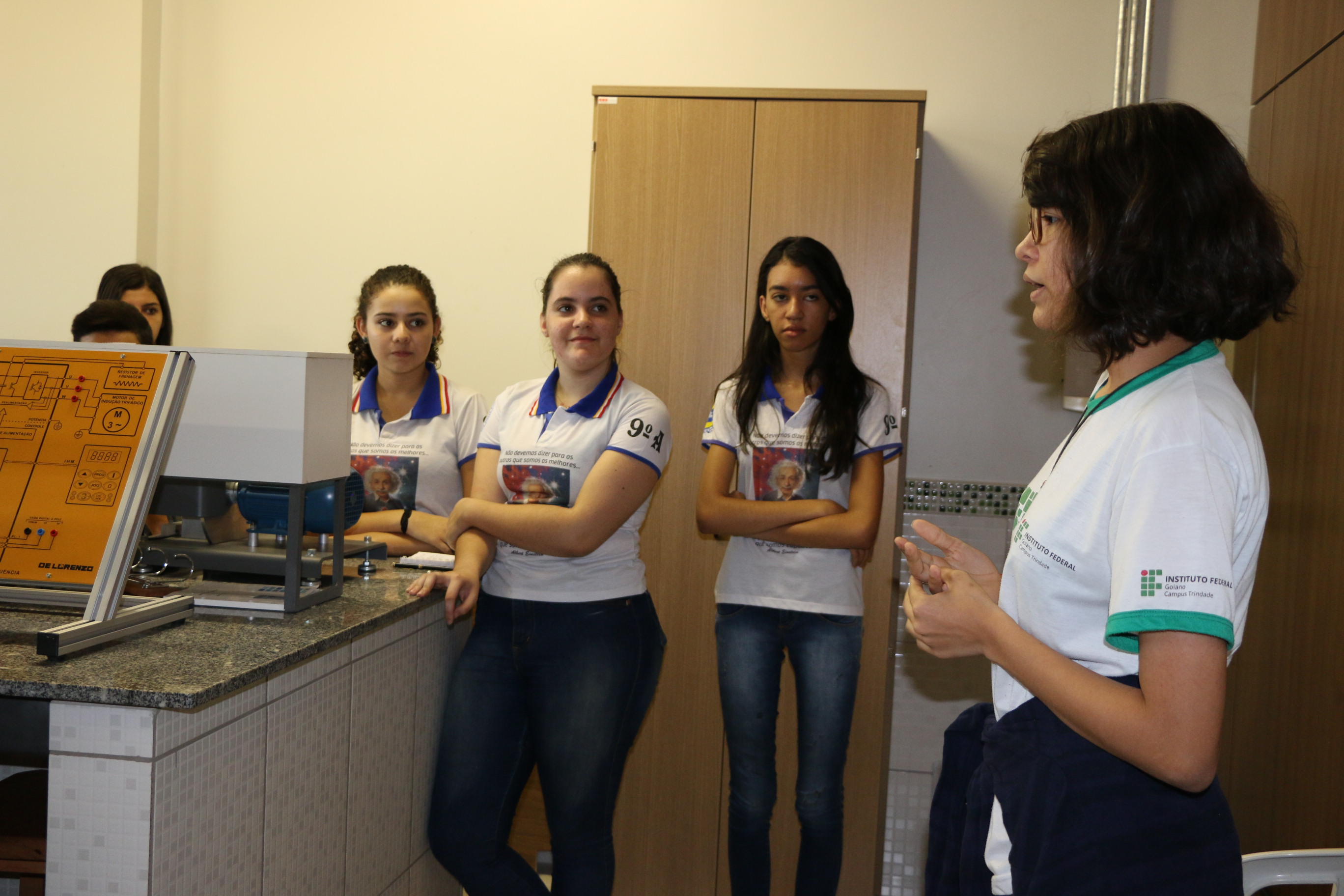 A aluna Múria fez uma breve explicação dos equipamentos do laboratório utilizado pelo curso de Automação Industrial.