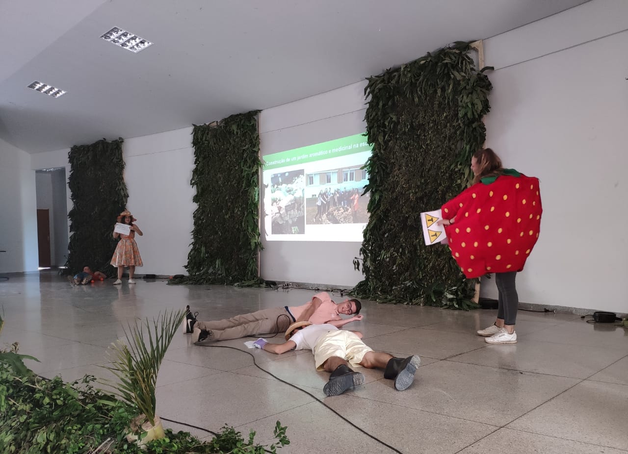 Alunos do Liceu Frances em apresentação de trabalho científico